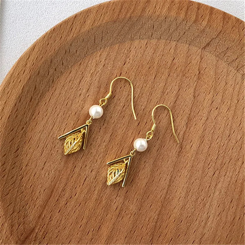 Palace Retro Long Pearl Leaf Earrings